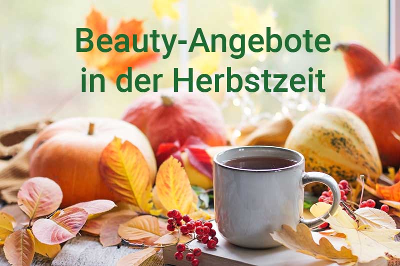 Herbstliche Stimmung mit Laub und Kürbissen in leuchtenden orange-Tönen und Tasse Kaffee. Text: Beauty-Angebote in der Herbstzeit